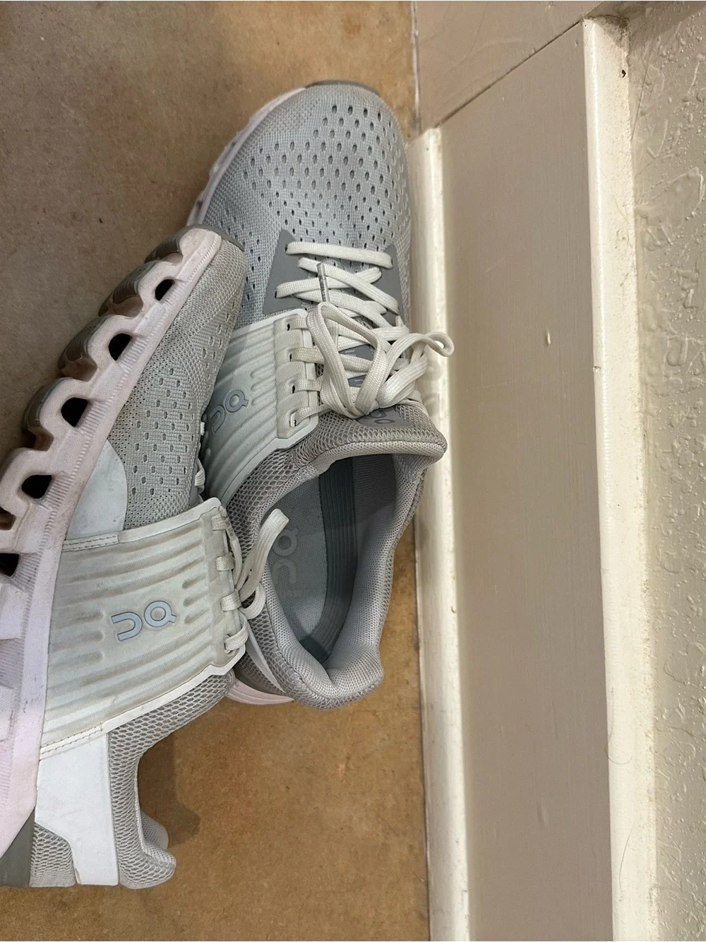 On Running Running Women’s Cloudswift Lightweight Sneakers - White/Gray